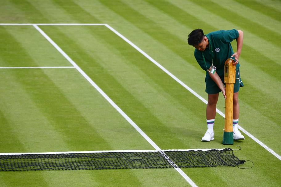 Consueta mattina di lavoro per gli addetti ai campi di Wimbledon. Preparazione e montaggio della rete nel secondo giorno di gare (Getty Images)